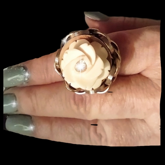 3-D Rose Flower Carved Plastic Vintage Ring - Picture 4 of 10